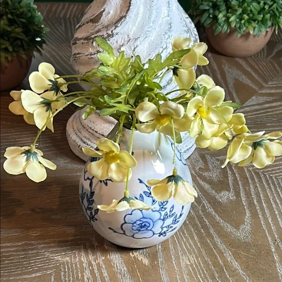 NEW! Vintage Inspired Blue & White Floral Chinoiserie Ceramic Vase Centerpiece - Picture 1 of 5